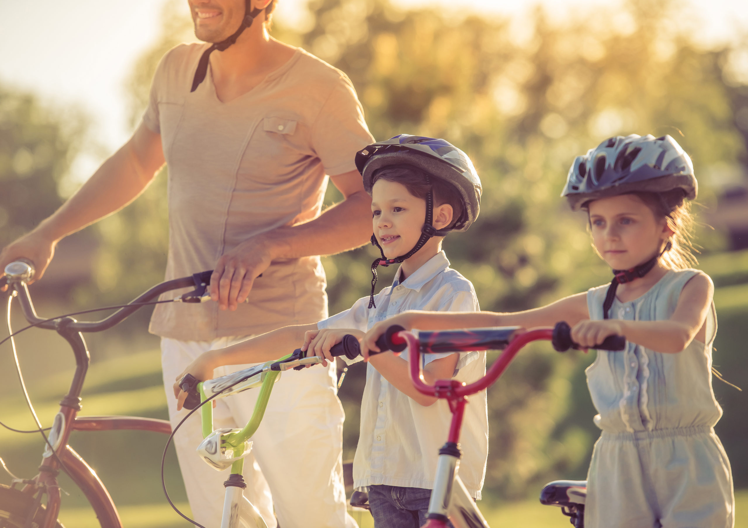 Enfants à vélo, le casque devient obligatoire