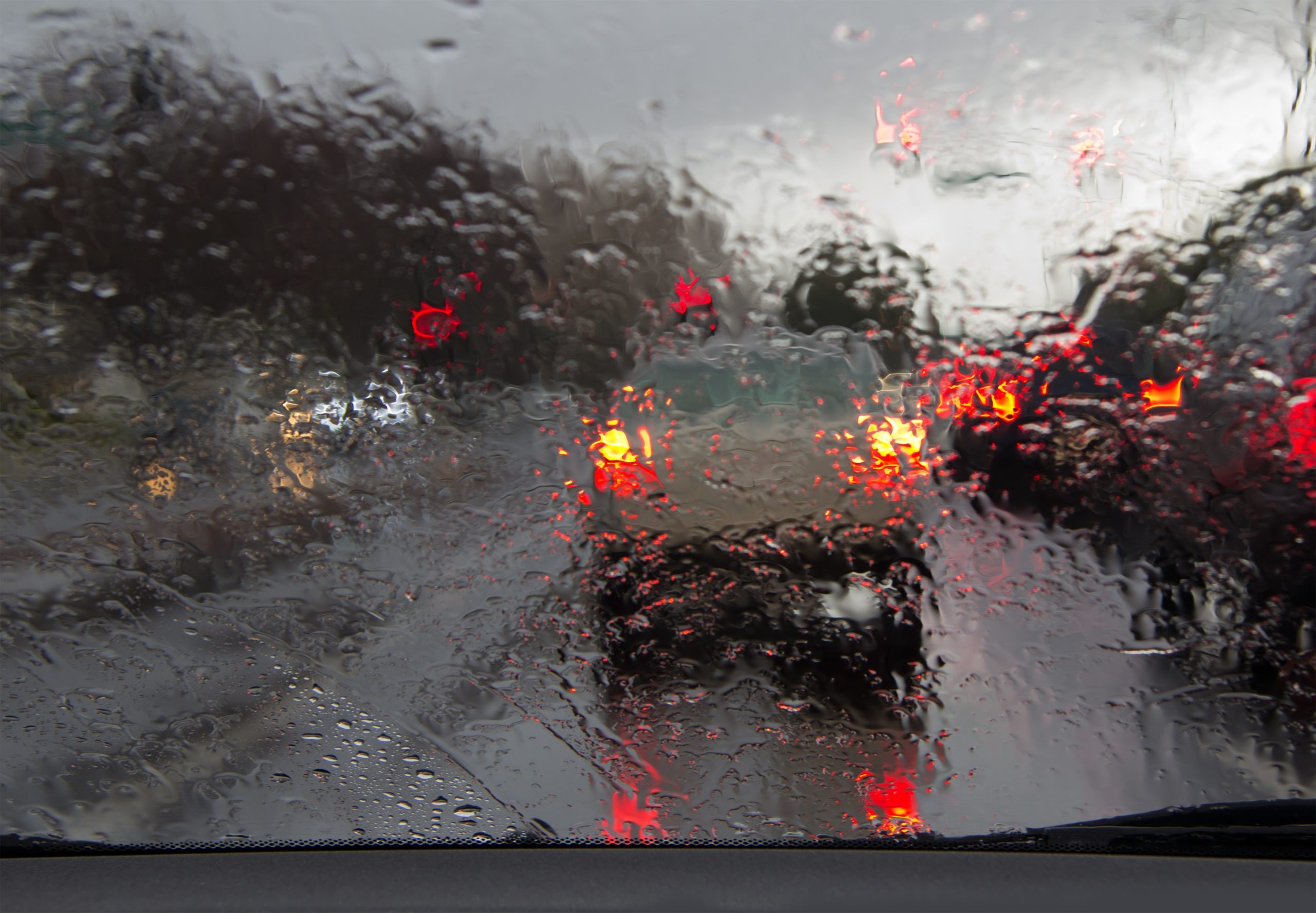 Comment adapter sa conduite par temps de pluie et neige