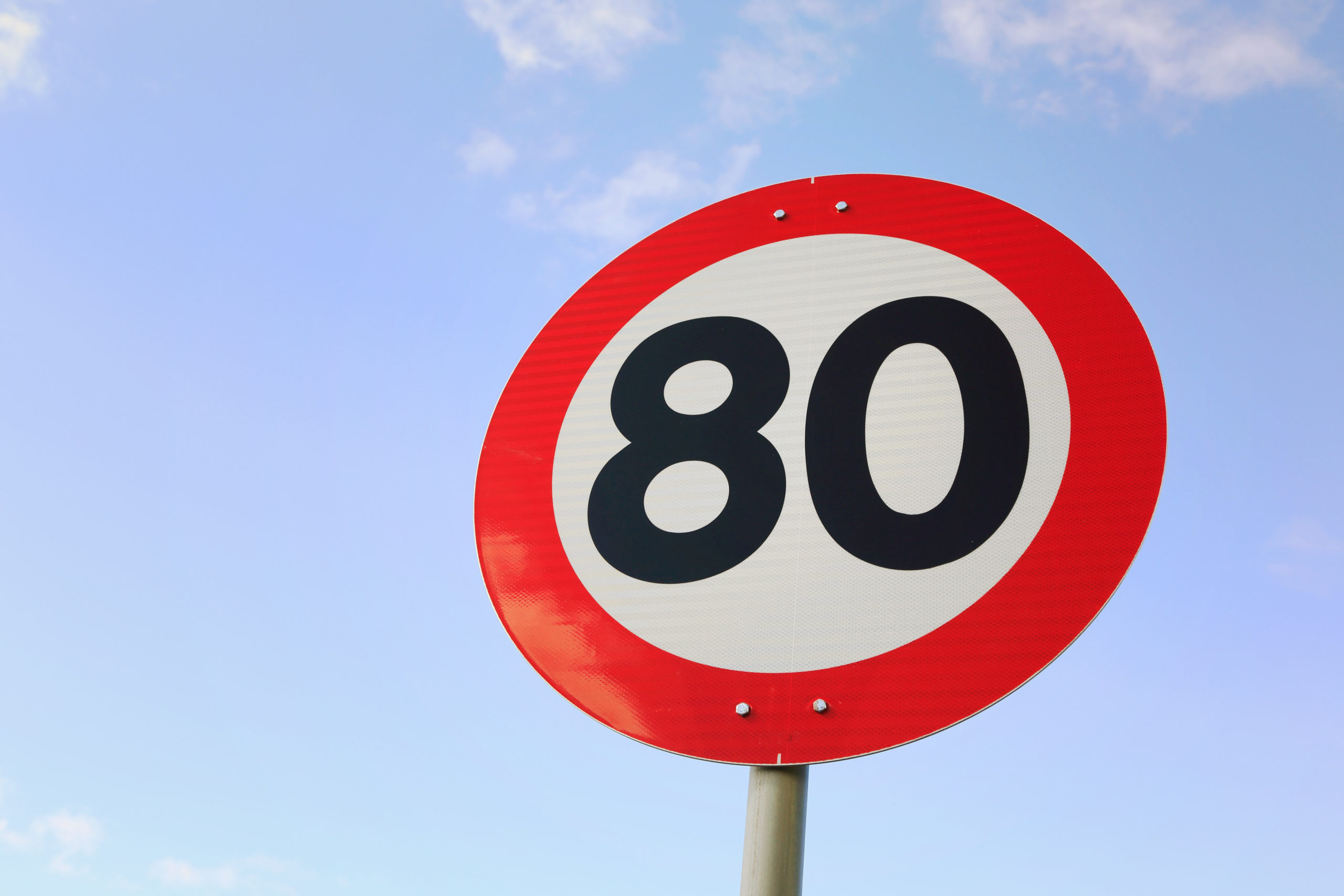 Limitations de vitesse pour un jeune conducteur : ce qu’il faut connaître