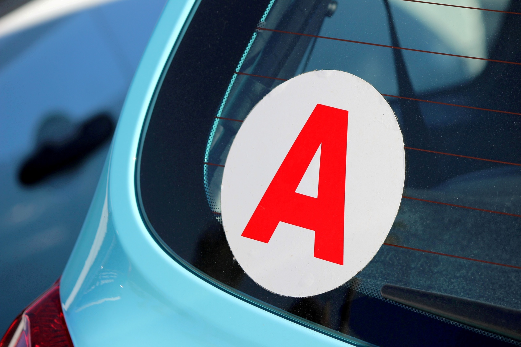 Pourquoi doit-on posséder un A en tant que jeune conducteur ?